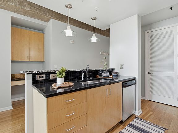 5th image of 415 Church St APT 2411