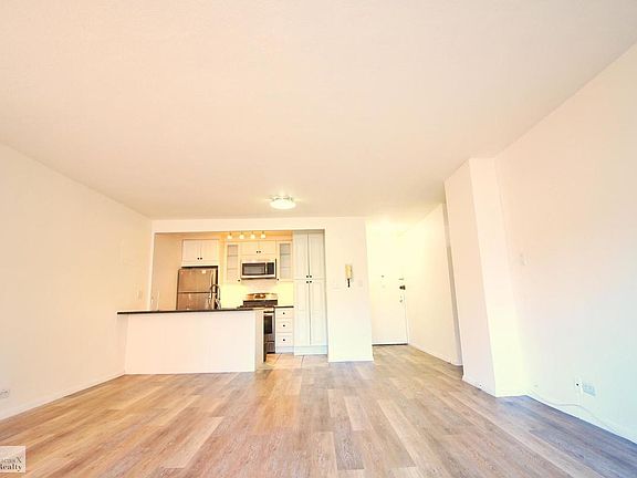 3rd image of 220 E 60th St APT 8L