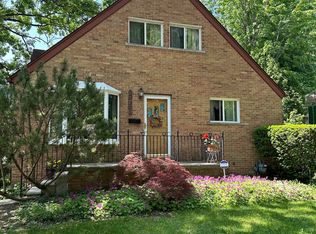 21750 Roslyn Rd, Harper Woods, MI 48225