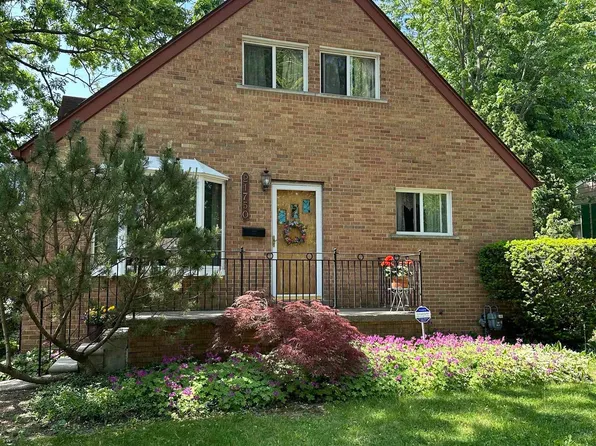 21750 Roslyn Rd, Harper Woods, MI 48225