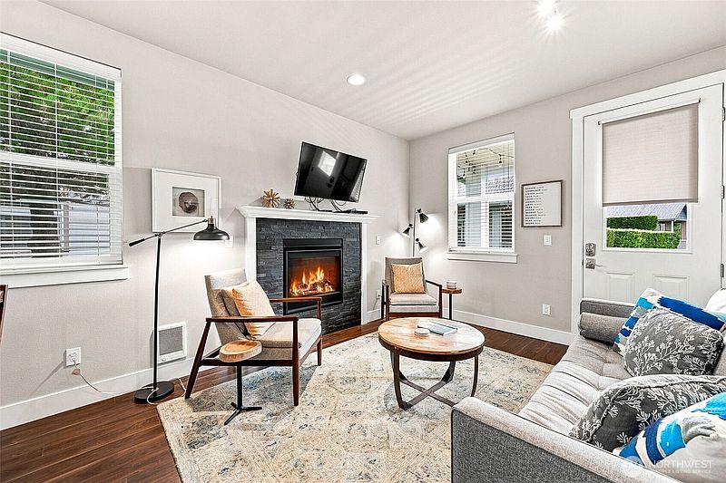 5th image of 424 Vine Maple Lane SW