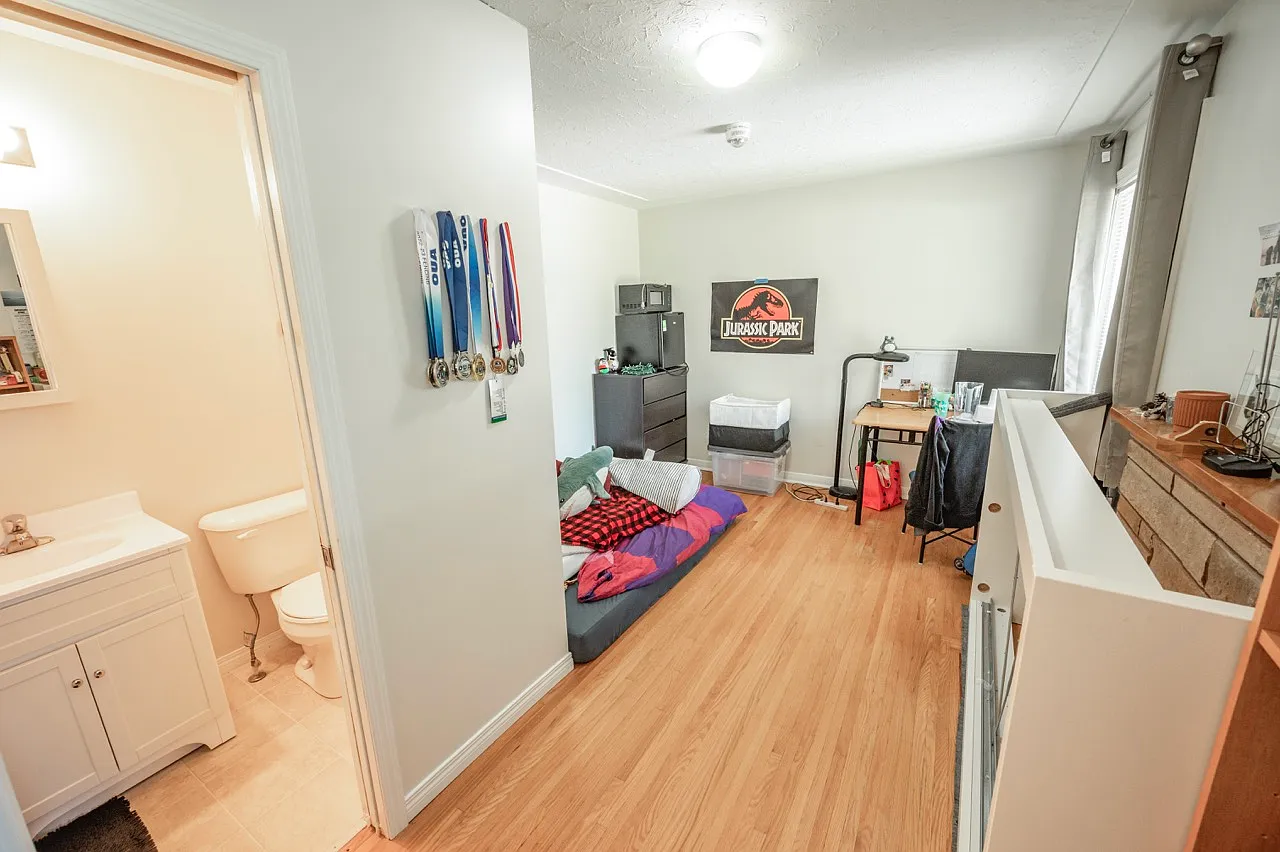 Beautiful 5 Bedroom Student Property Steps from Western University! — Photo 4