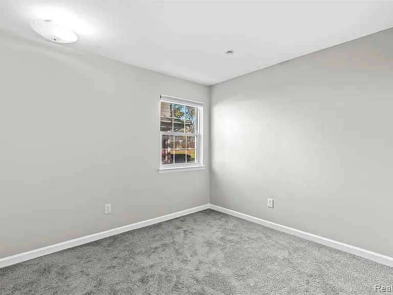 162 Princeton Dr — Photo 13