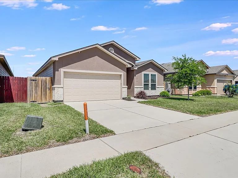 7610 Quartz Dr — Photo 2