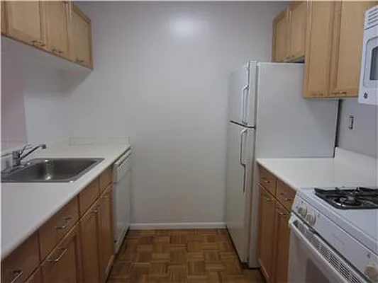 Rented by Siderow Residential Group | media 15