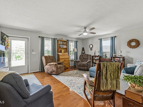 4th image of 16 Sanford Cir