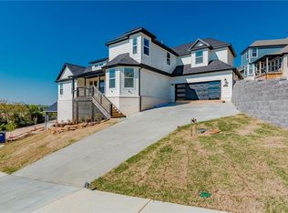 2326 N Freshwater Ave, Fayetteville, AR 72703