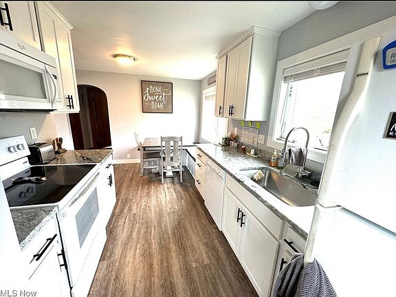 4th image of 407A W 15th St