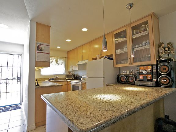 2nd image of 851 S Mollison Ave Unit 27