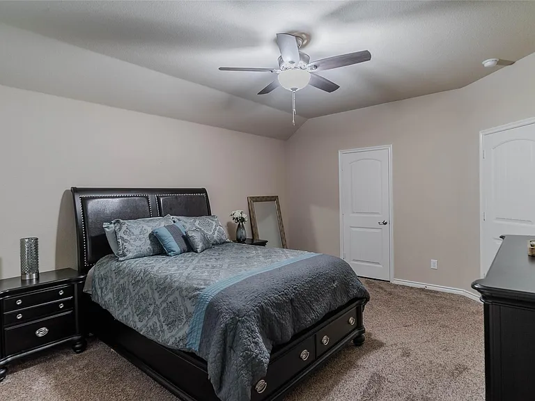 562 Jamestown Ln — Photo 7