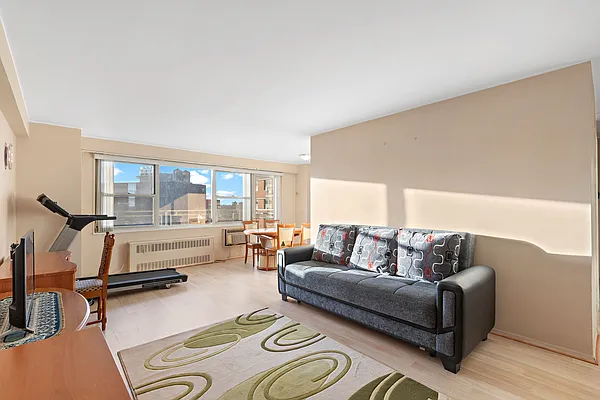 Sold by Thomas Lipovetsky, LREB | media 2