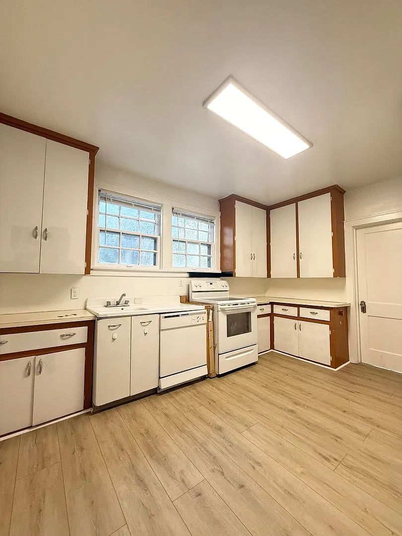 3 Bed in the heart of Blackstone District! Available Now! — Photo 4