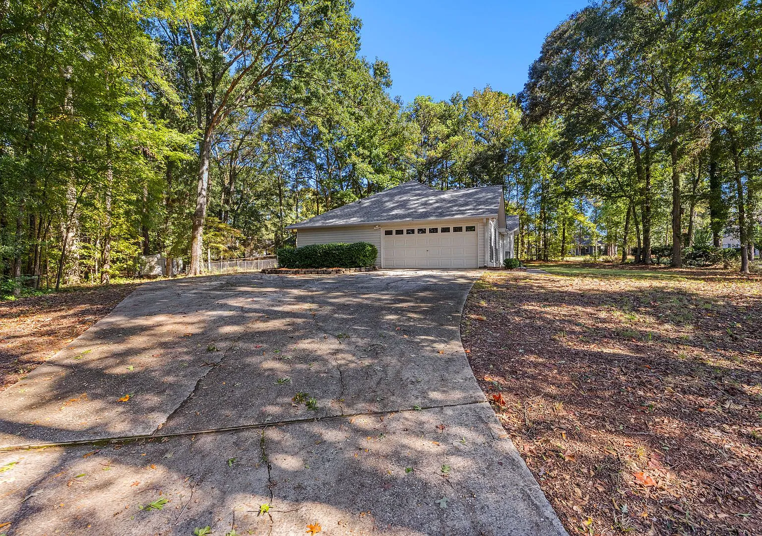 Updated 3 Bedroom Home with Fenced Backyard in Newnan — Photo 3