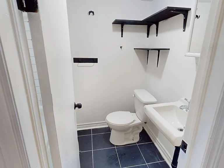 1054 Dovercourt Rd #BASEMENT — Photo 19