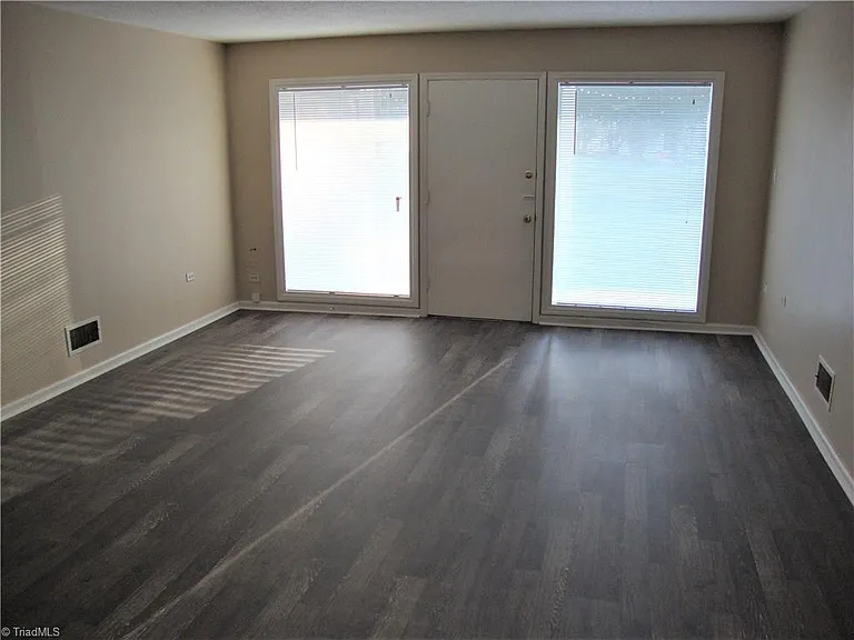 101 Oxford Pl #4 — Photo 4