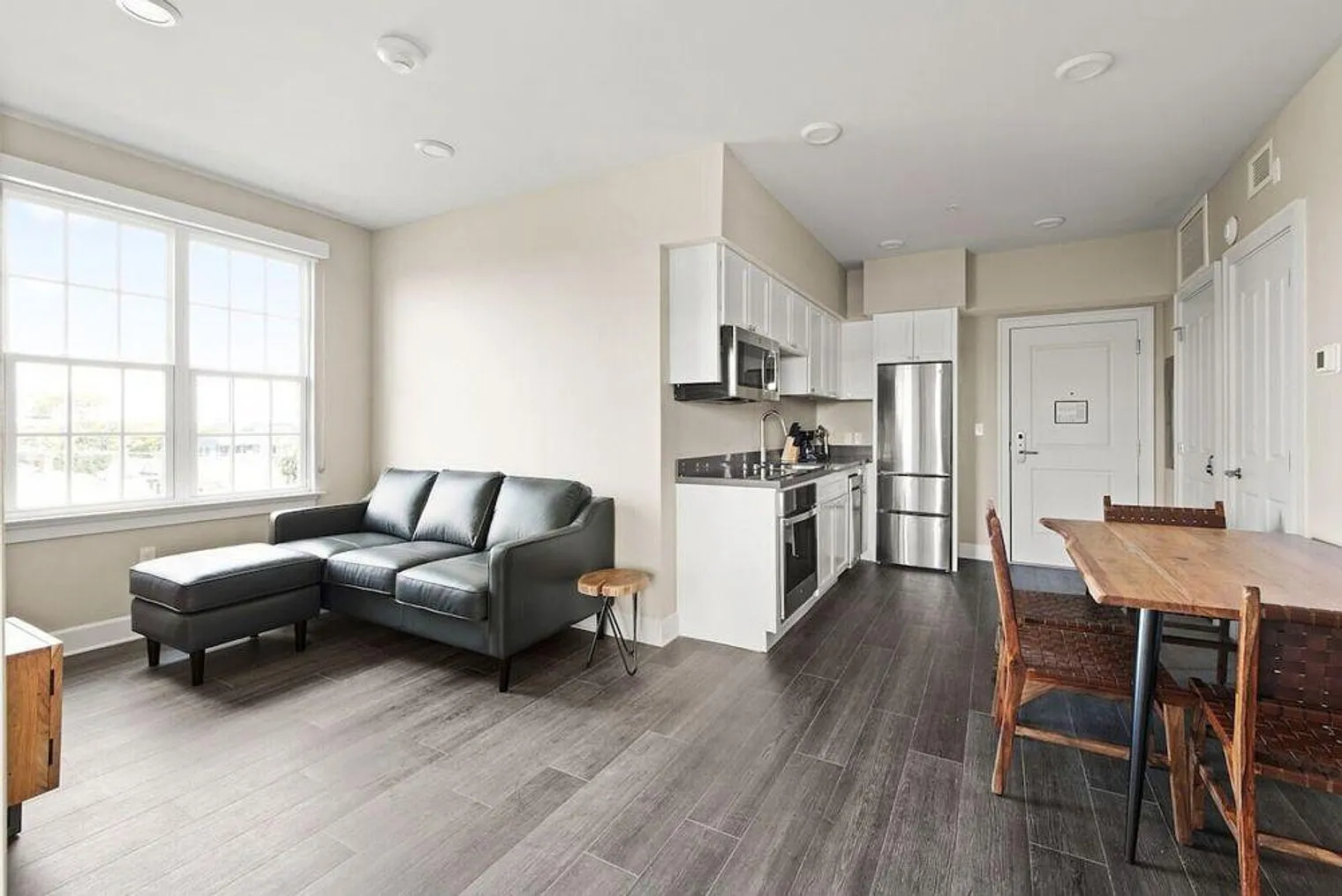2 bed, 1.0 bath, 516 sqft, $4,684 — Photo 2