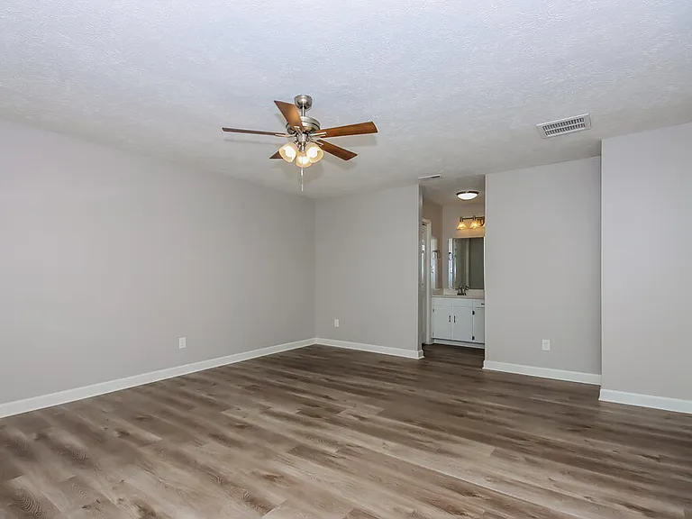917 Oakridge Dr — Photo 11
