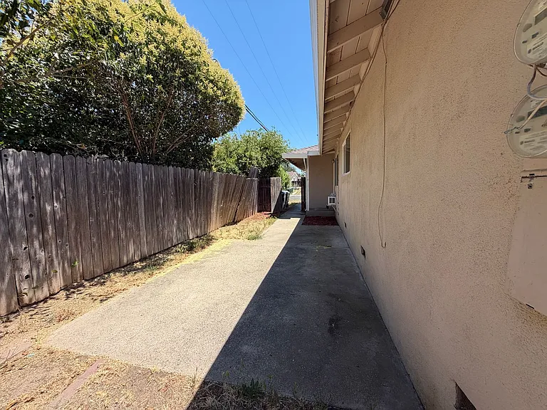 5725 Woodleigh Dr — Photo 18