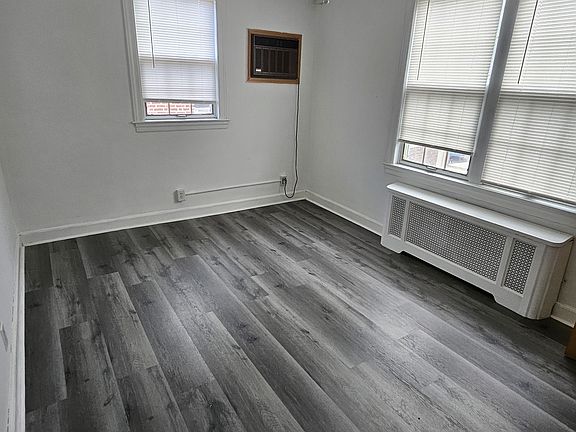 2nd image of 834 Longshore Ave
