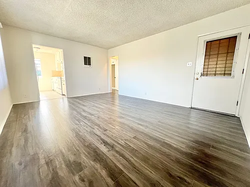 Top-Floor 1 Bedroom in Quiet Bluff Heights Courtyard Complex Photo 1