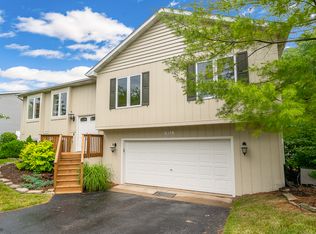 951 Almond Dr, Aurora, IL