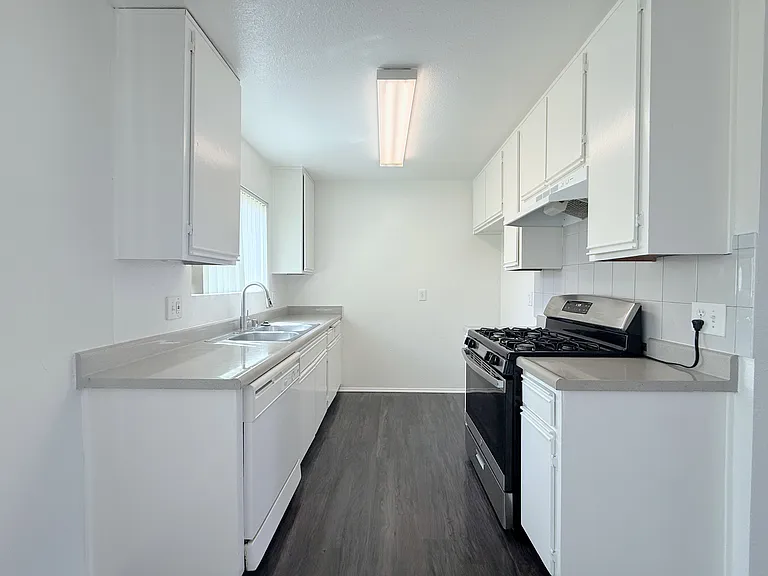 735 E Palmer Ave #202 — Photo 3