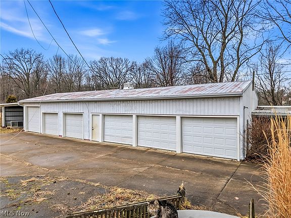 5th image of 8539 Schubert Ave NE