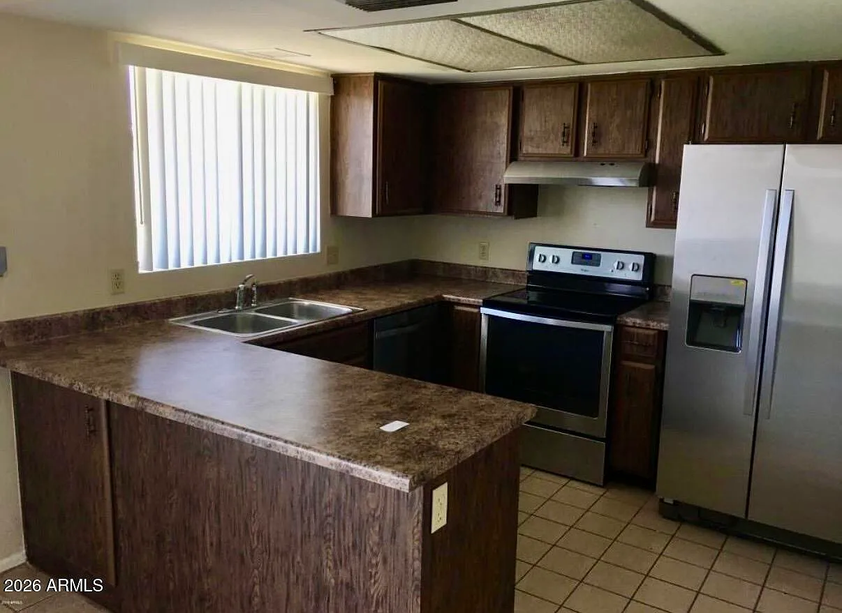 3 bed, 2.0 bath, 1443 sqft, $2,300 — Photo 3