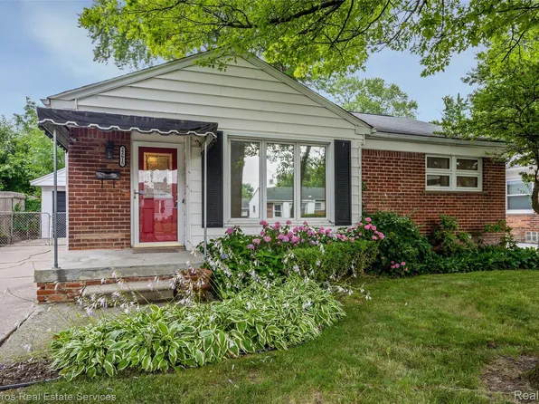 22615 Carolina St, Saint Clair Shores, MI 48080