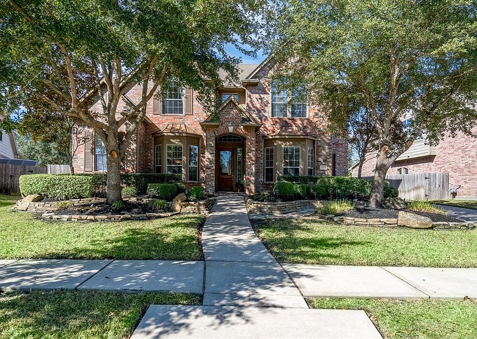 Welcome home to this former Trendmaker model in the master planned community of Fairfield.
