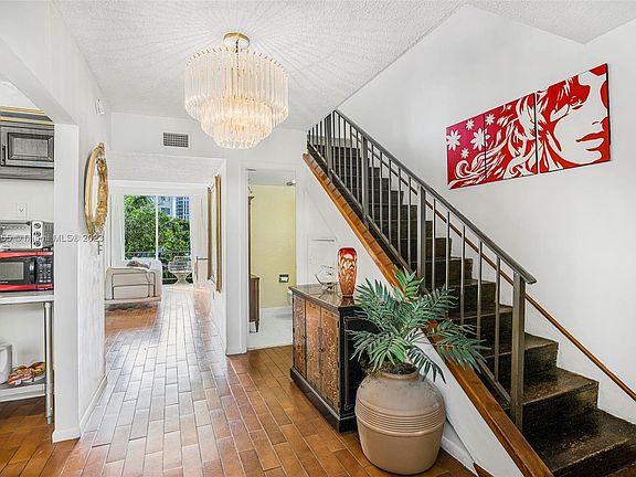 2nd image of 1701 NE 115th St APT 20-A