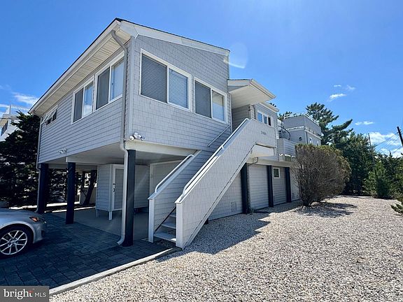 5th image of 2404 Bayview Ave