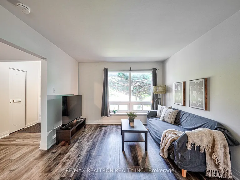 50 Axsmith Cres — Photo 5