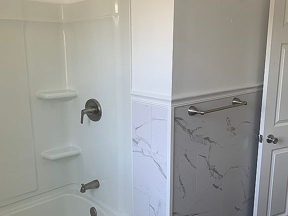4th image of 884 Crescent Dr