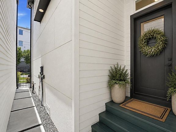 4th image of 5004 Darling St