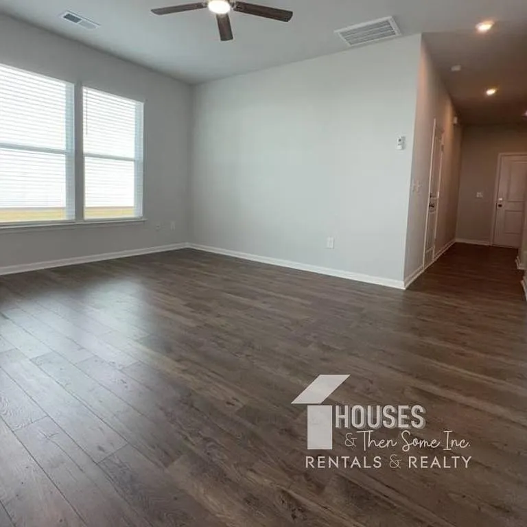 185 Randwick Ln — Photo 2