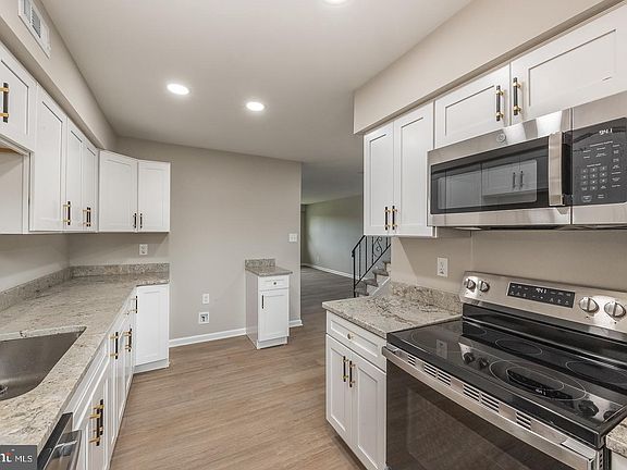 4th image of 215 Westbury Ct