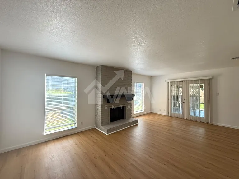 1074 Honeytree St — Photo 3