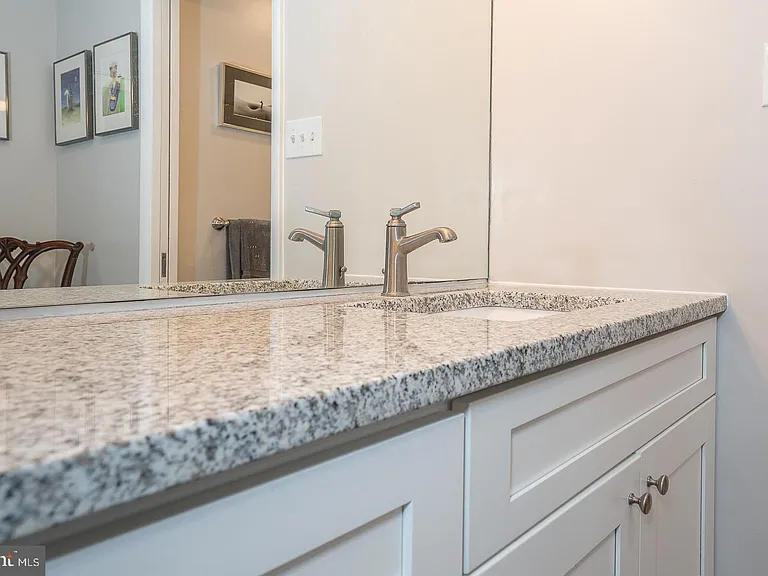 1710 Oakwood Ter #B — Photo 14