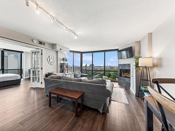 3rd image of 1309 N Wells St APT 1402
