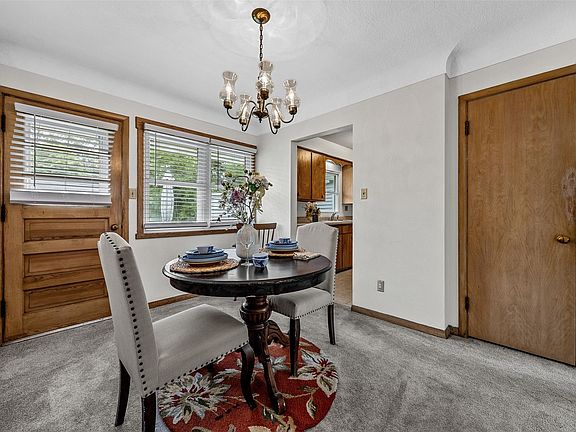 5th image of 423 32nd St SE