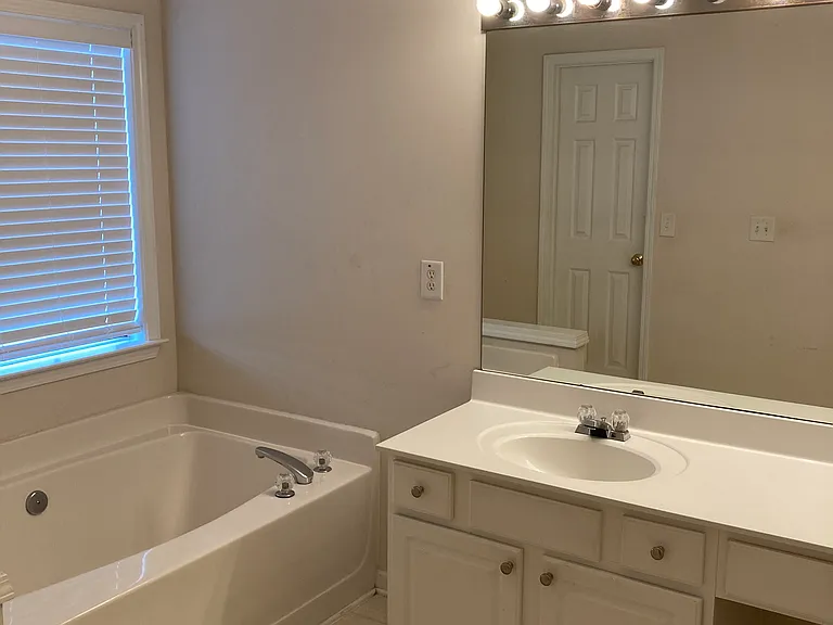 702 Wamock Dr — Photo 12