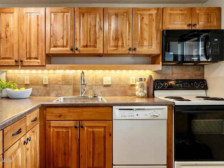 128 Village Dr #4-202-22 — Photo 4