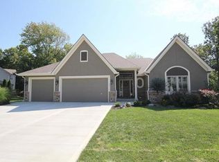 10516 River Hills Dr, Parkville, MO 64152
