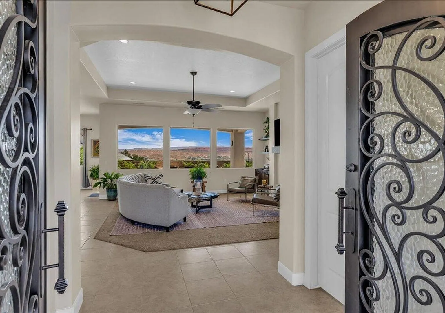Luxury Furnished Home with Pool — Photo 3
