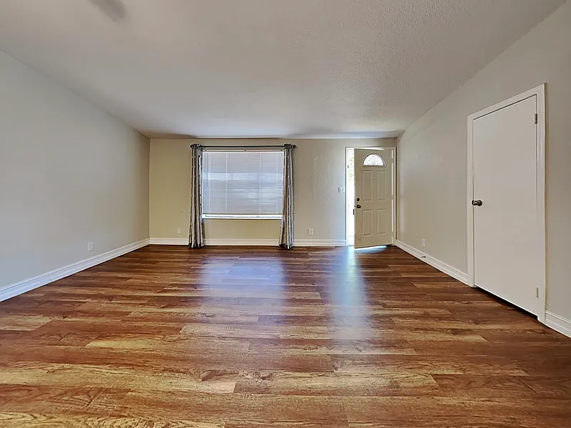 3 bed, 2.0 bath, 1200 sqft, $1,799 — Photo 2