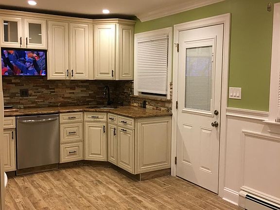 easy access to backyard from kitchen