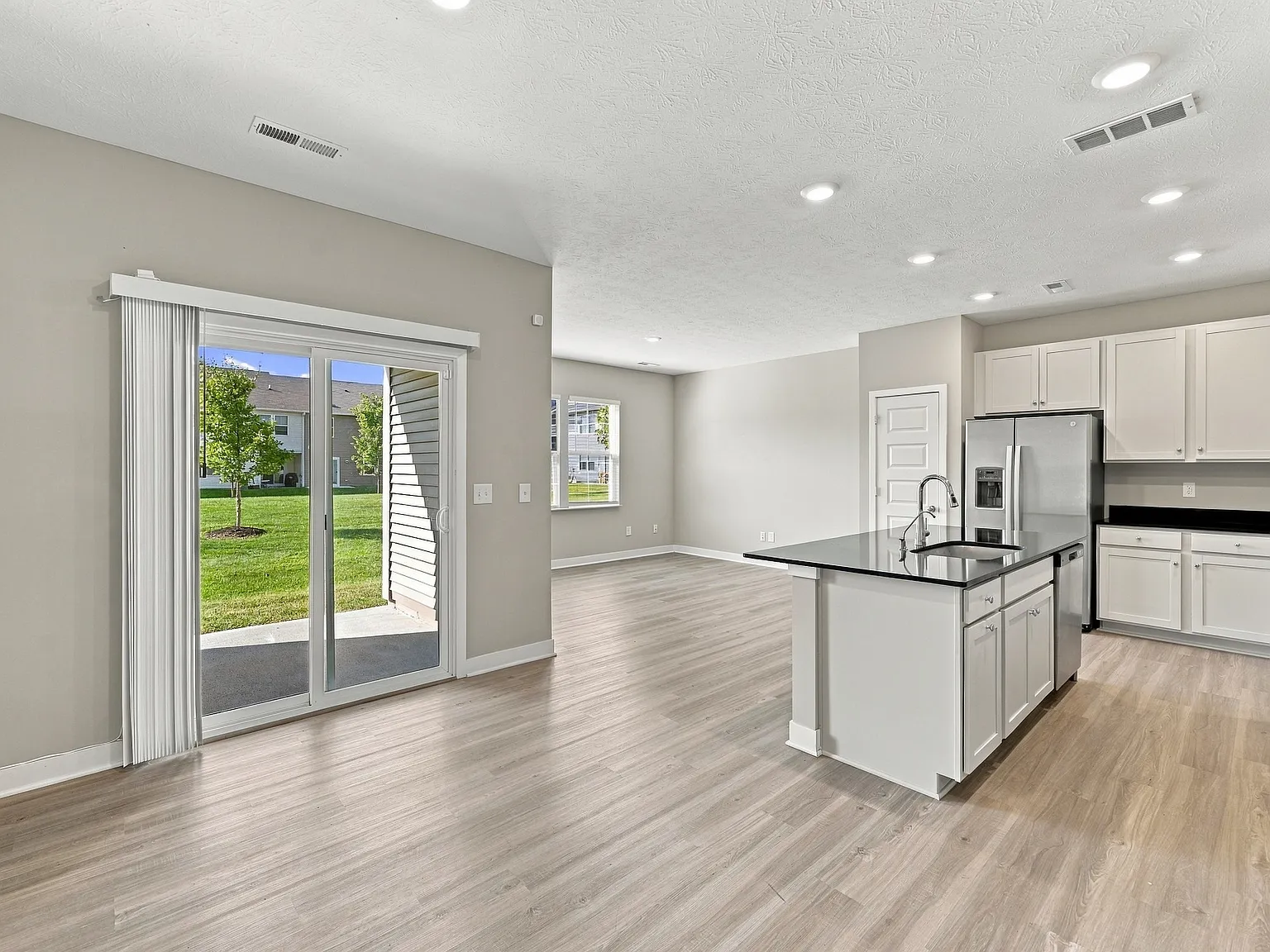 3 bed, 2.5 bath, 2530 sqft, $2,200 — Photo 3