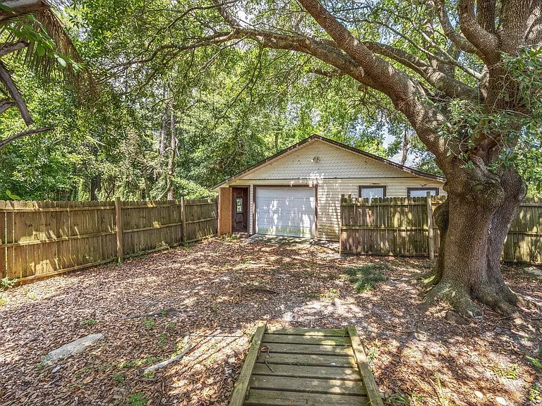 110 Green Dr — Photo 28