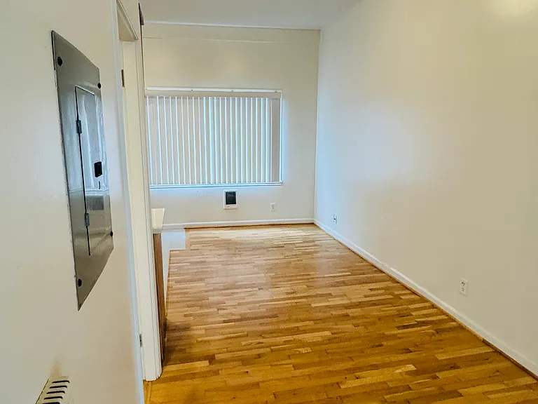 22840 Willamette Dr #5 — Photo 6